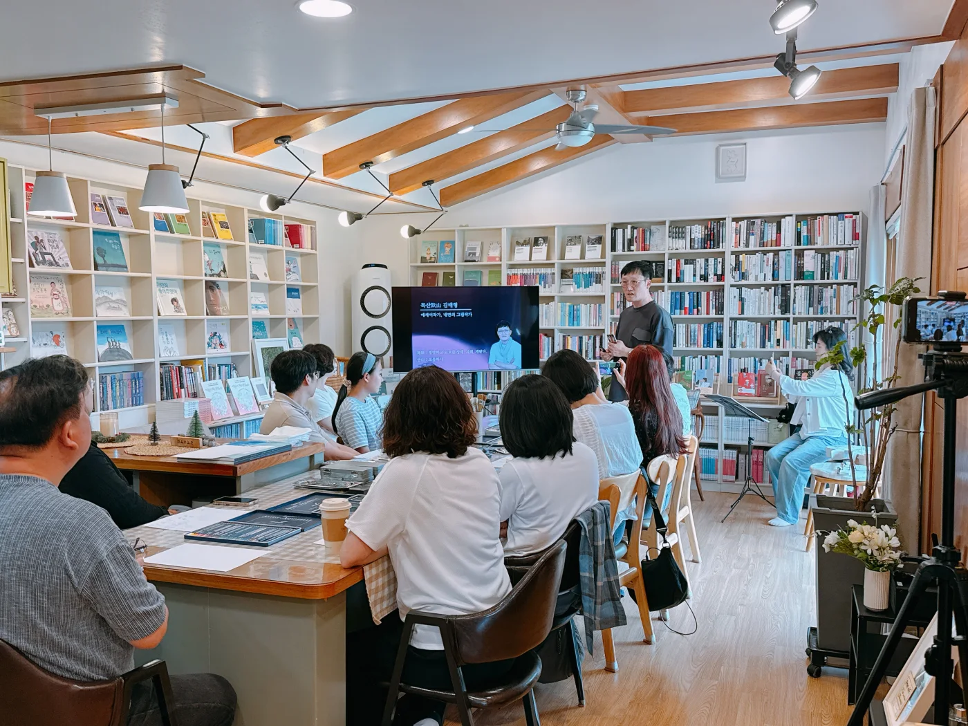 질문이 새로운 생각으로 이어지는 자리